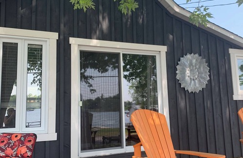Bobcaygeon Cabin | Cute as a button in Bobcaygeon! nWatch boats coming and going through Lock 32.