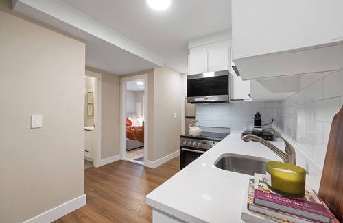 Surrey House | Cute, Clean, Modern Suite in a House - Great Area!