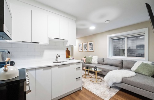 Surrey House | Cute, Clean, Modern Suite in a House - Great Area!