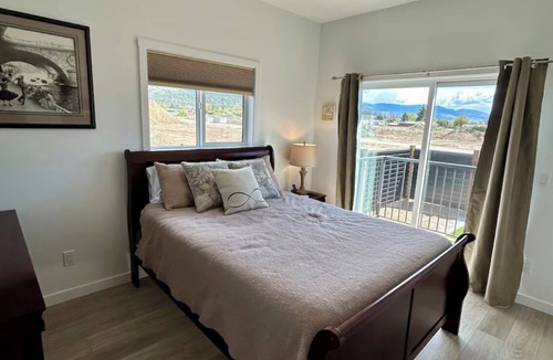 Central Okanagan House | Cute & Cozy at Woodlark