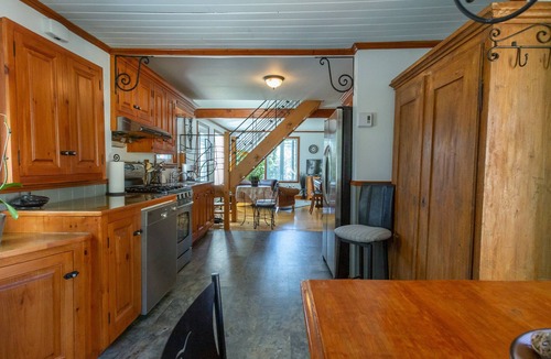 Mont-St-Hilaire House | Cute & Cozy house next to Montreal with all the services & activities around.
