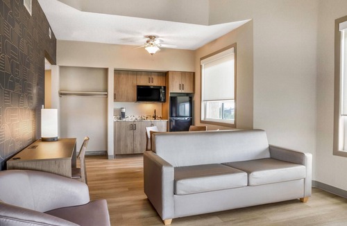 West Edmonton Hotel | Days Inn & Suites by Wyndham West Edmonton