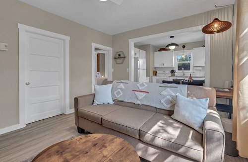 Okanagan-Similkameen Bed & Breakfast | Desert Shores: 103 (Dog Friendly) Minutes from Okanagan Lake