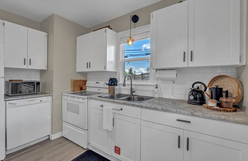 Okanagan-Similkameen Bed & Breakfast | Desert Shores: 103 (Dog Friendly) Minutes from Okanagan Lake