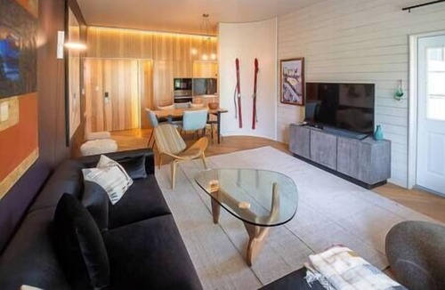 East Kootenay Apartment | Designer 2 BDRM Condo - Ski in/out - Hot Tubs