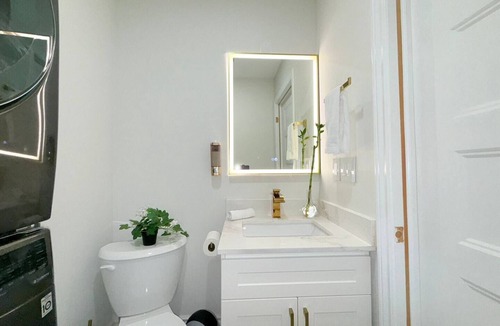 Oakville House | Designer 4BR Basement Suite in a Detached House – Oakville