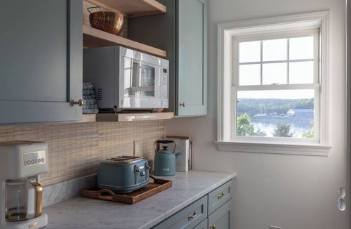 Bernard House | Designer Waterfront Newly Renovated Cottage "ROXABOXEN"