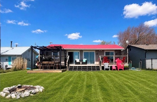 Selkirk Cottage | Directly on the Lake Erie with Private Lake Entrance! Kayaks, BBQ + Firepit