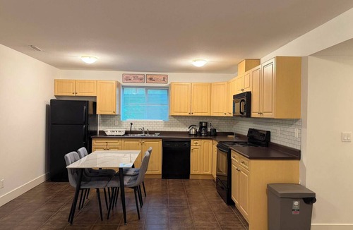 East Clayton House | DM Glow Suite | Modern 2BR/1BA Getaway in Clayton
