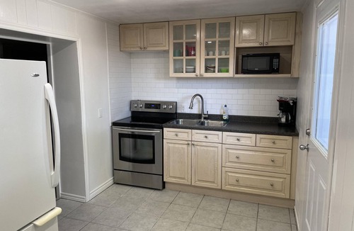 Wasaga Beach Cottage | Dock Life Beach 1 - Walkout to River, 5 bdrm, 14 ppl, 3 min walk to Beach, Sauna