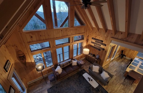 Carrabassett Valley Ski Chalet | Dog-friendly chalet + hot tub, EV charger