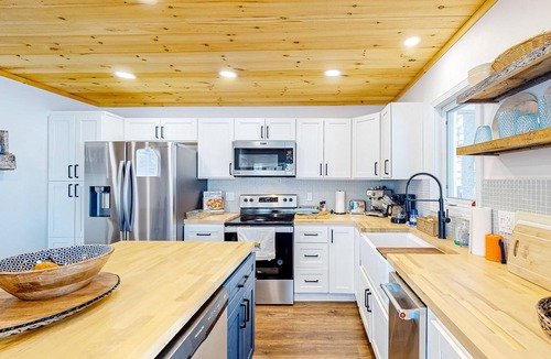 Saint David House | Dog-friendly cabin with amazing lakefront views, fireplace, BBQ, & W/D