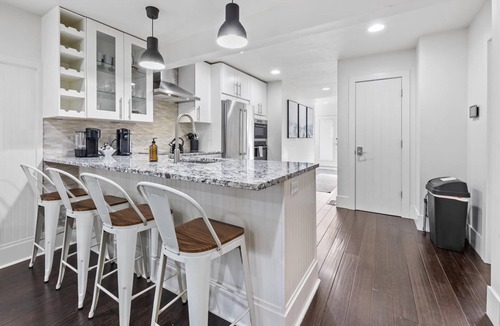 North End House | DOG FRIENDLY! EPIC Hyde Park Location! Remodeled 1940 Bungalow w/TV's Galore!