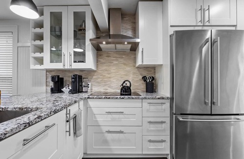 North End House | DOG FRIENDLY! EPIC Hyde Park Location! Remodeled 1940 Bungalow w/TV's Galore!