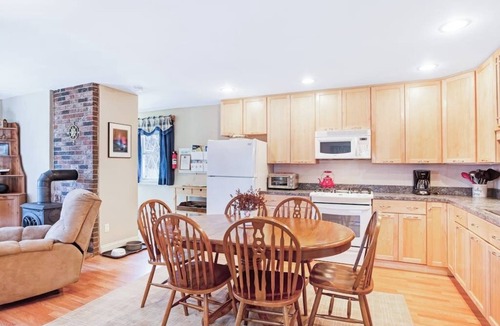 Seal Cove Cabin | Dog-friendly home in great locale close to the ocean with yard, streaming, W/D