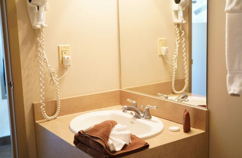 Silvertown Apartment | Double Queen Bachelor Suite w/free breakfast on Niagara Gorge!