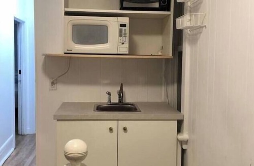 Little Italy House | Dow's Lake Downtown Ottawa, Studio-Room with balcony