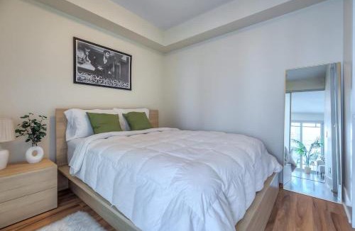 Toronto Entertainment District House | Downtown 1BR Condo WIFI Balcony plus City Views