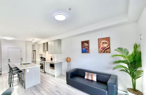 Surrey House | Downtown Condo near Vancouver Skytrain