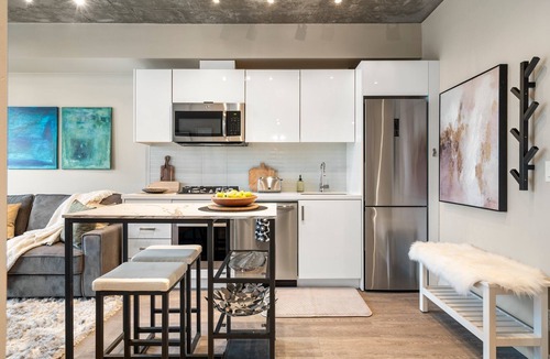 Connaught Apartment | Downtown Condo with Rooftop Pool