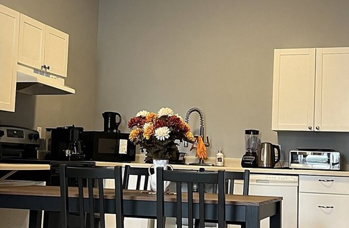 London Apartment | Downtown, Free EV Charger, Parking & Laundry