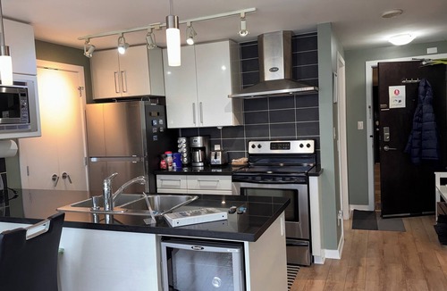 Crosstown Condo | Downtown High-rise Condo Amazing View+Pool+Hot Jacuzzi+Sauna+Gym+ free Parking