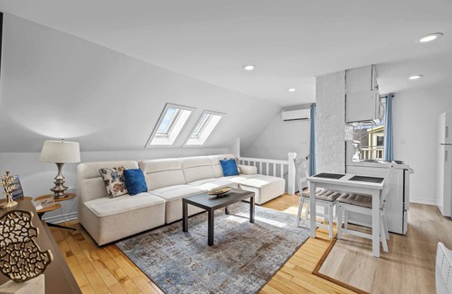 Queens Square Apartment | Downtown King Suite Sanctuary 2 Min to Waterfront