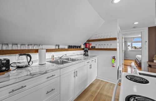 Queens Square Apartment | Downtown King Suite Sanctuary 2 Min to Waterfront