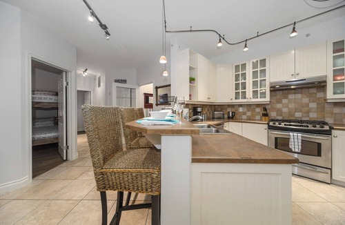 Central Okanagan House | Downtown Lakefront Condo: Pools, Hot Tubs & Steam
