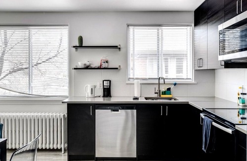 New Edinburgh Apartment | Downtown Ottawa | Luxury Suite