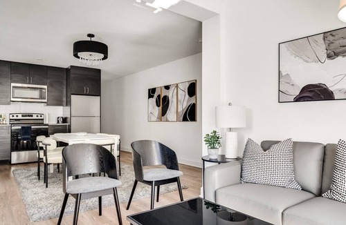 New Edinburgh Apartment | Downtown Ottawa | Modern APT