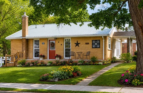 Prince Edward House | Downtown Picton Retreat |Near Sandbanks & Wineries