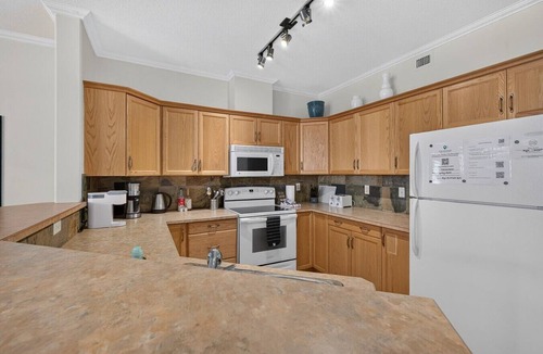 North End Apartment | Downtown Pool View 2 Bdrm 449 On The Lake