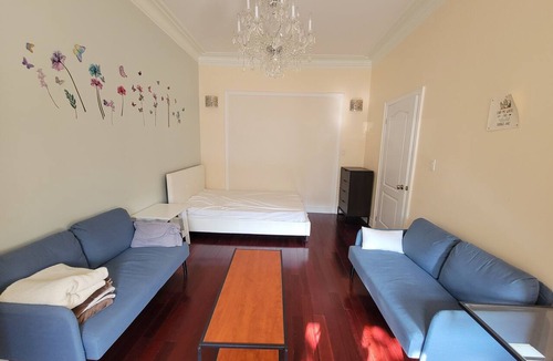 Trinity - Bellwoods House | Downtown toronto Bathurst/Dundas 6 bed 2 bath unit near grocery & public transit