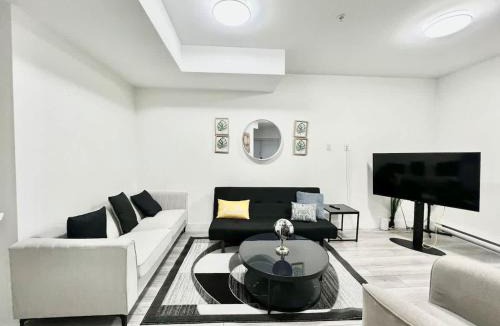Surrey House | Downtown Townhouse Free Parking near SkyTrain