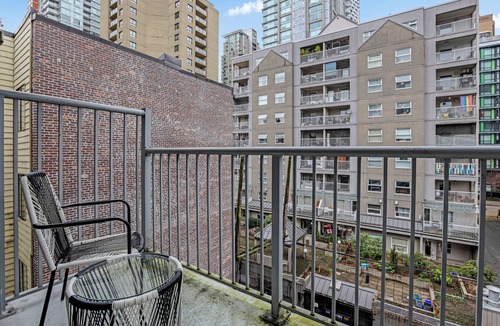 Downtown Vancouver Apartment | Downtown Vancouver 2BR Stay - Balcony + Workspace