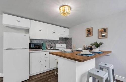 Cornwall Apartment | Downtown Vista: 5mins to Water Pet Free Prking