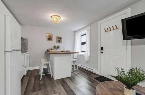 Cornwall Apartment | Downtown Vista: 5mins to Water Pet Free Prking