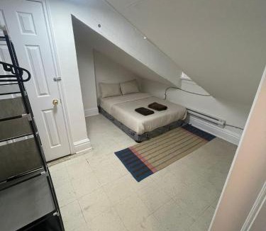 Bay Street Corridor House | Downtown Yonge & Dundas Suite For Large Family Group - Private Washroom-Free Wifi-Self Chekin
