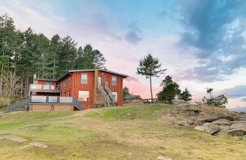 Regional District of Nanaimo Hotel | Dragon's Lodge