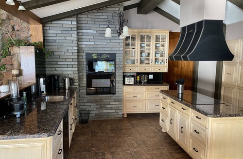 Bancroft Cottage | ♥Dreamy Family Oasis ~ Clean WeedFree Lake~Shallow Sandy Beach~No Stairs