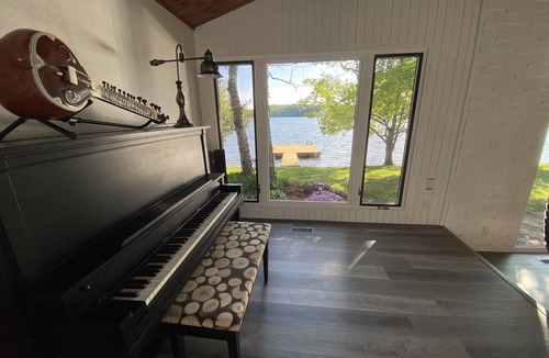Bancroft Cottage | ♥Dreamy Family Oasis ~ Clean WeedFree Lake~Shallow Sandy Beach~No Stairs