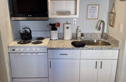 Hampton House | Driftwood Getaway - Perfect Location Near Beach!