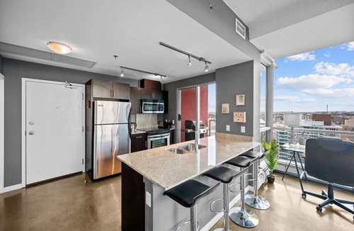 Beltline Apartment | DT Views | UG Park | Walk to Saddledome |AC