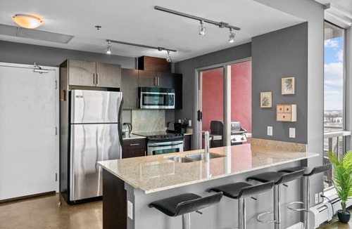 Beltline Apartment | DT Views | UG Park | Walk to Saddledome |AC