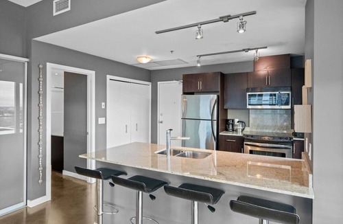 Beltline Apartment | DT Views | UG Park | Walk to Saddledome |AC