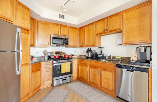 Downtown Apartment | DTSS LuxePad 2B2B with Rooftop Pool DC View Lounge