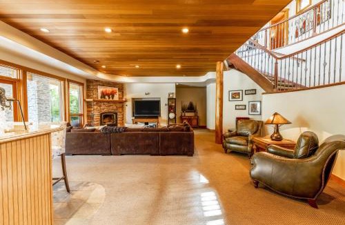 East Kootenay Ski Chalet | Eagle Lodge Pool & Private Hot Tub Ski In and Out