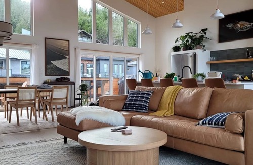 Tofino House | Eaglewood Guesthouse-Walking to shops, Sauna, EV