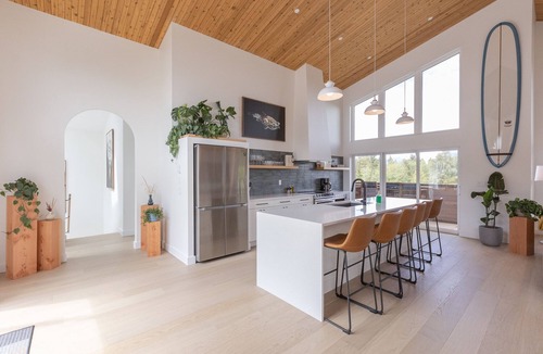 Tofino House | Eaglewood Guesthouse-Walking to shops, Sauna, EV